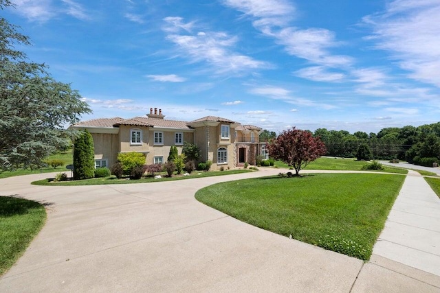 view of front facade featuring a front yard