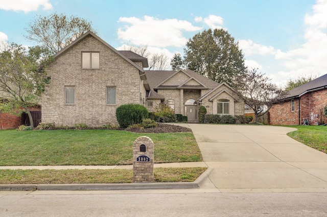 view of front facade featuring a front yard