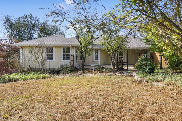 view of front of house with a front lawn