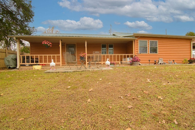 view of front of property featuring a front yard