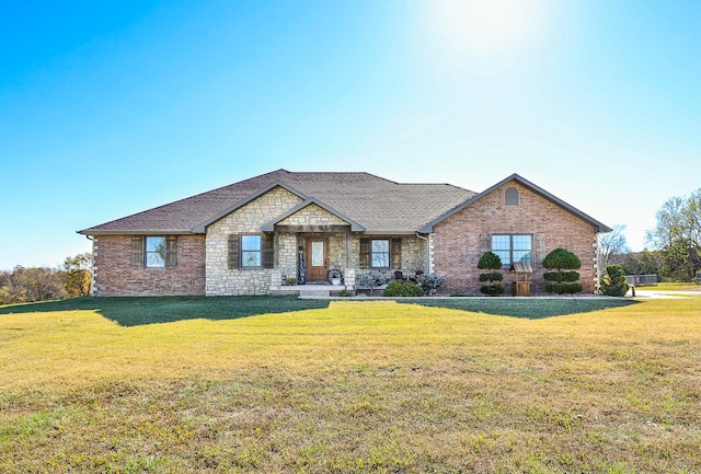 craftsman-style house featuring a front lawn