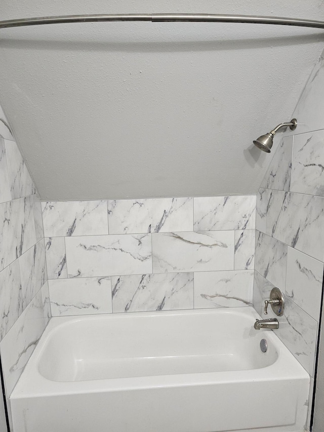 bathroom featuring tiled shower / bath