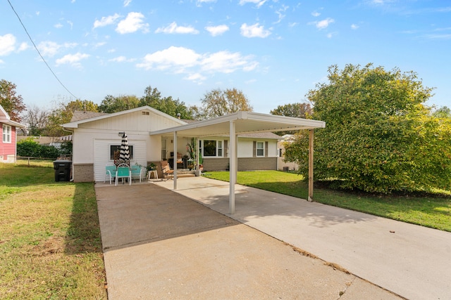 view of front facade with a front yard