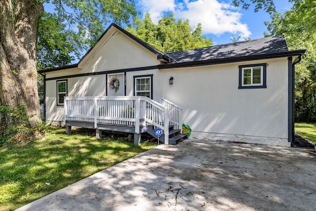 view of front facade with a front yard and a patio