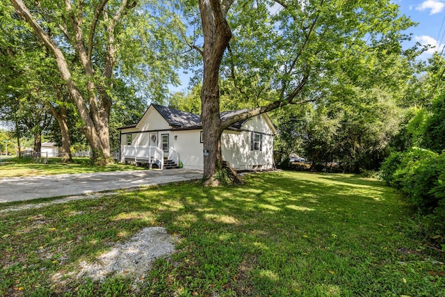 view of front of property featuring a front yard