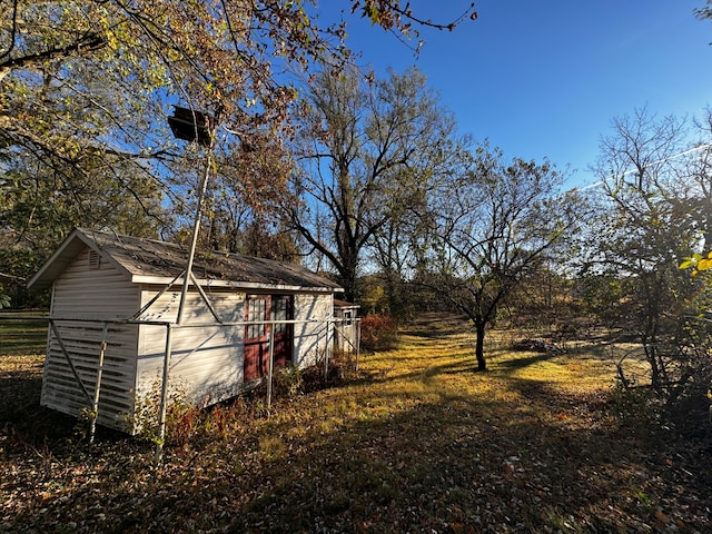 view of yard with an outbuilding