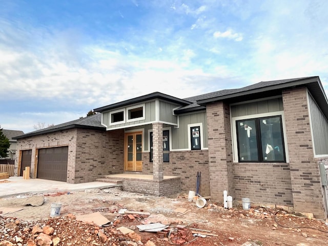 view of front of house featuring a garage