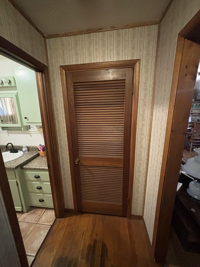 interior space featuring light hardwood / wood-style floors, sink, and crown molding