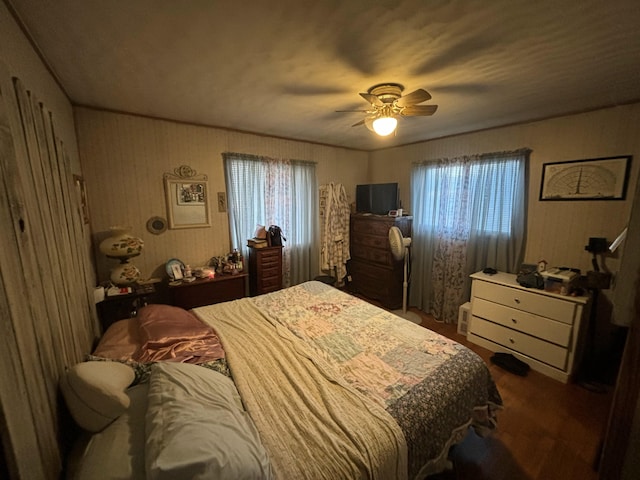 bedroom featuring ceiling fan