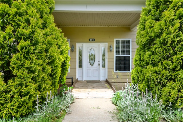 property entrance featuring a porch