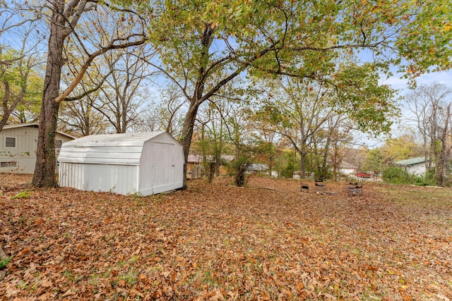 view of yard featuring a shed