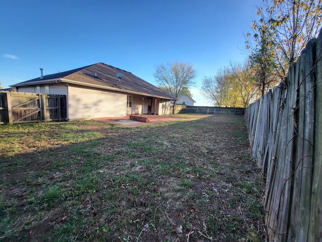 view of yard featuring a patio