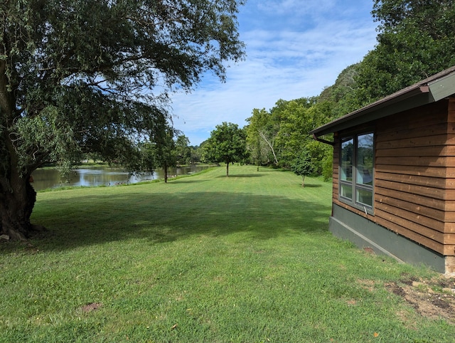 view of yard featuring a water view