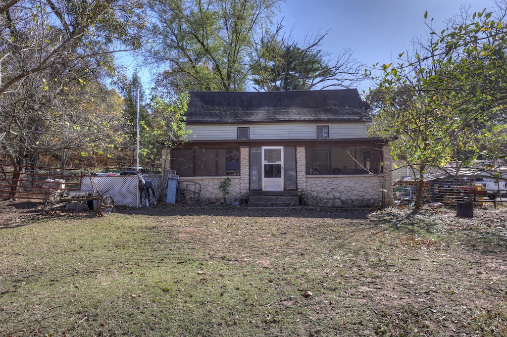 view of front of home featuring a front yard