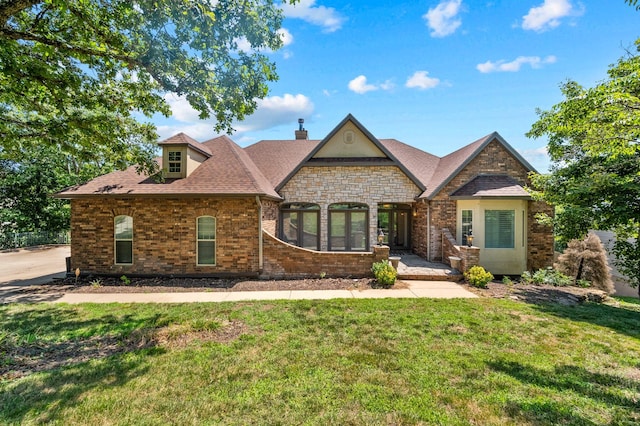 view of front of property with a front yard