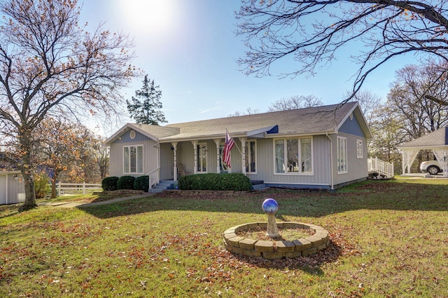 view of front of property featuring a front yard