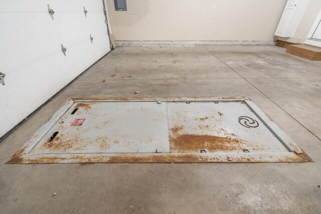 430 S Yellowwood Dr, Springfield, MO 65809 - view of garage