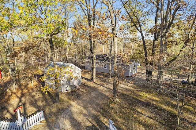 view of yard featuring a storage shed