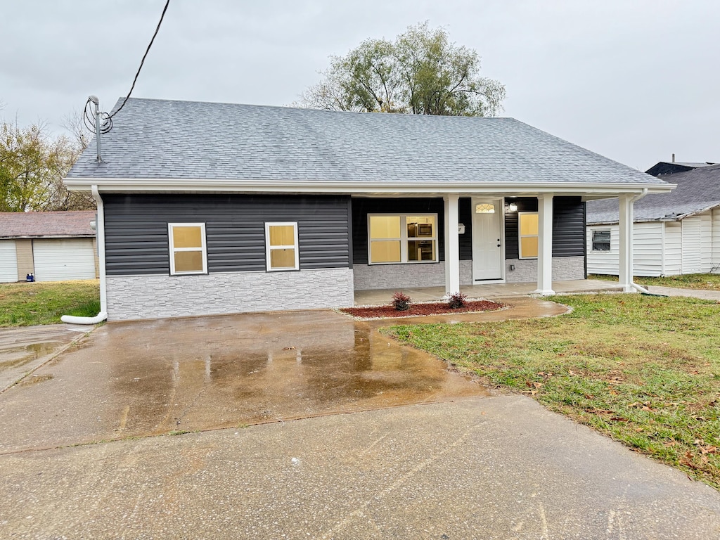 view of front of home featuring a front yard and a porch