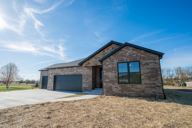 view of front facade featuring a garage and a front yard