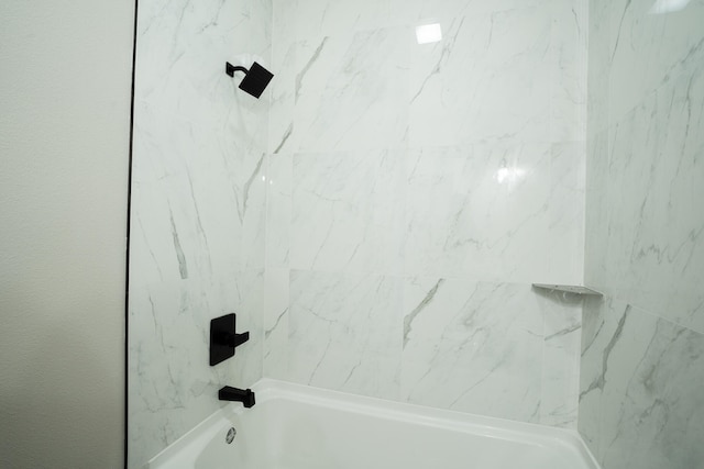 bathroom with tiled shower / bath combo