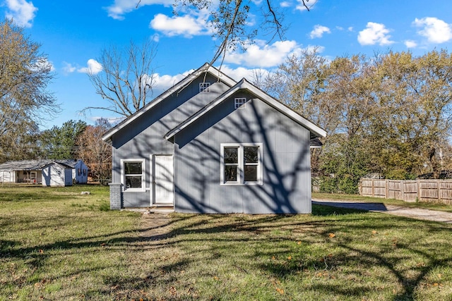 view of side of property featuring a lawn