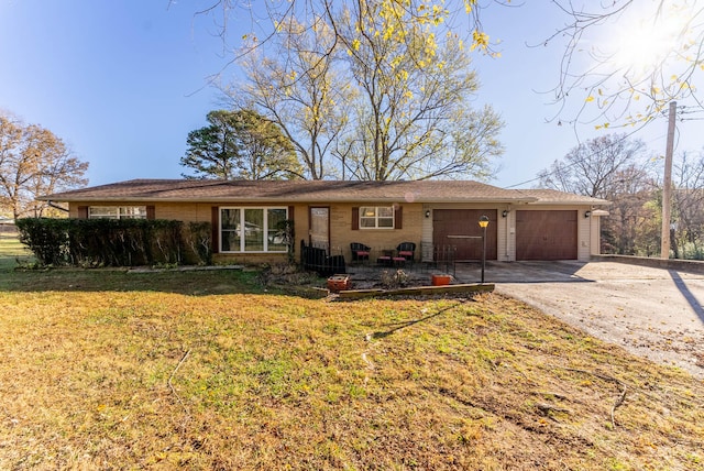 view of front of property featuring a front lawn and a garage