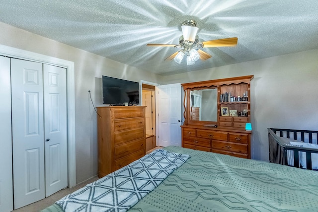 bedroom featuring ceiling fan, a closet, and a textured ceiling