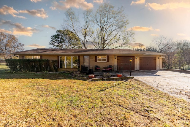 view of front of house featuring a garage and a lawn