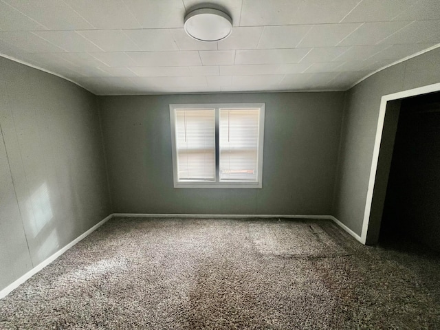 unfurnished room featuring carpet floors and vaulted ceiling