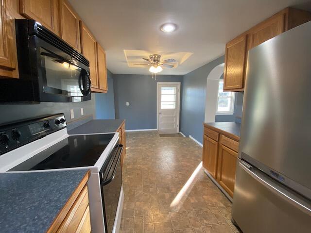 kitchen with appliances with stainless steel finishes and ceiling fan