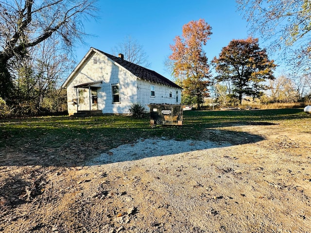 view of side of property featuring a lawn