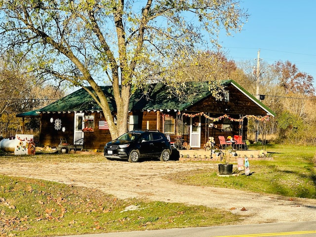 view of front of house with a porch and a front lawn