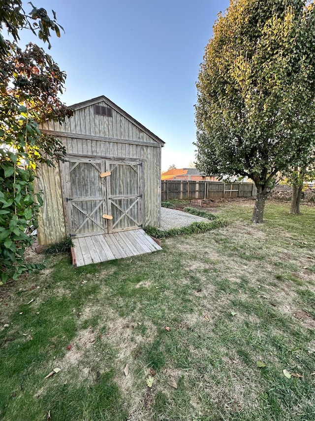 view of yard with a shed