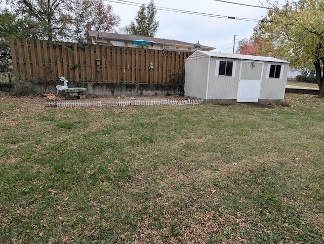 view of yard featuring a shed