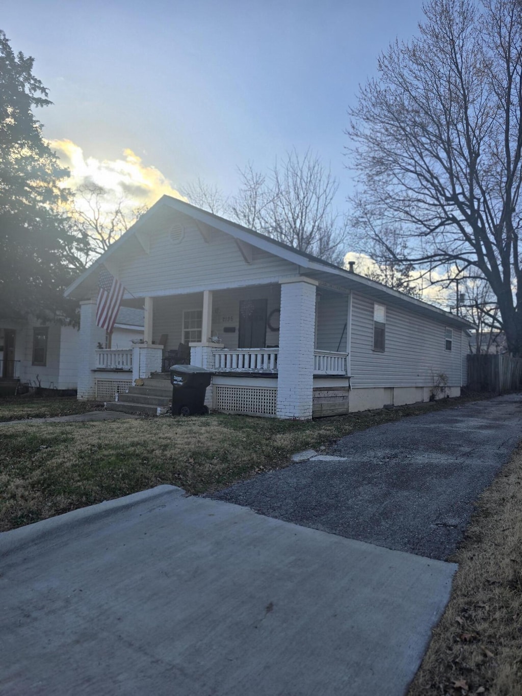 view of front facade with covered porch