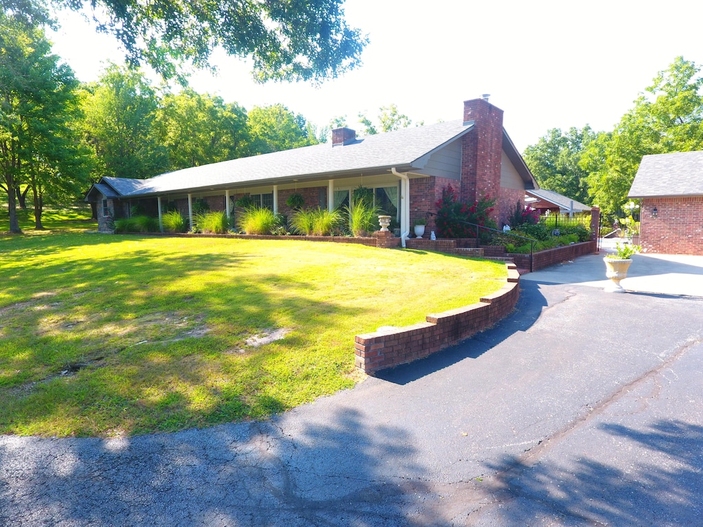 view of front of house featuring a front lawn