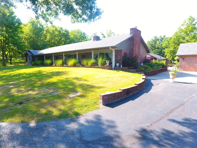 view of front of house featuring a front lawn