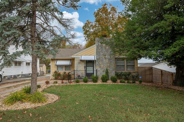 view of front of home featuring a front lawn