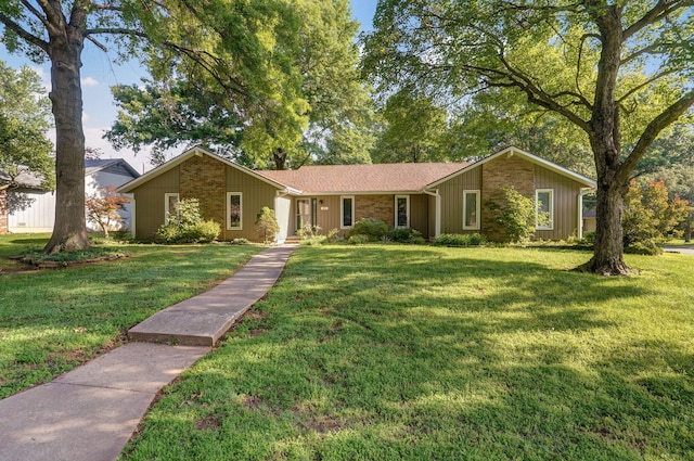 ranch-style house featuring a front yard