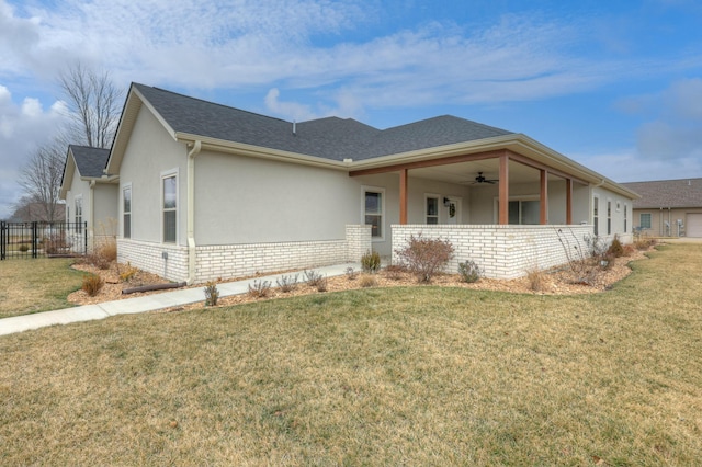 ranch-style home featuring ceiling fan and a front yard