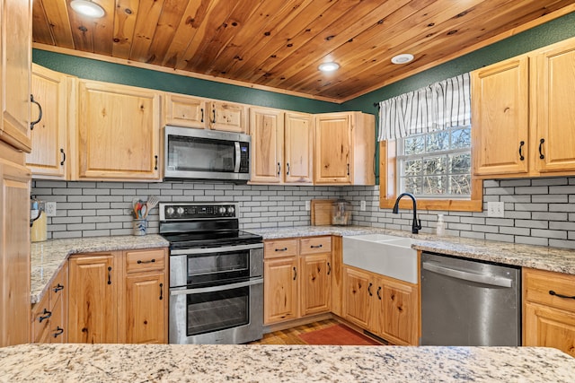 kitchen featuring sink, light hardwood / wood-style flooring, backsplash, appliances with stainless steel finishes, and ornamental molding