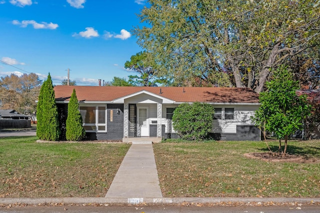 view of front of house featuring a front yard