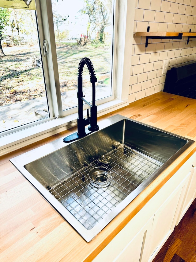 details featuring dark hardwood / wood-style floors and sink