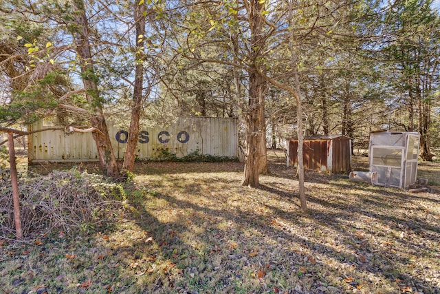 view of yard with an outbuilding