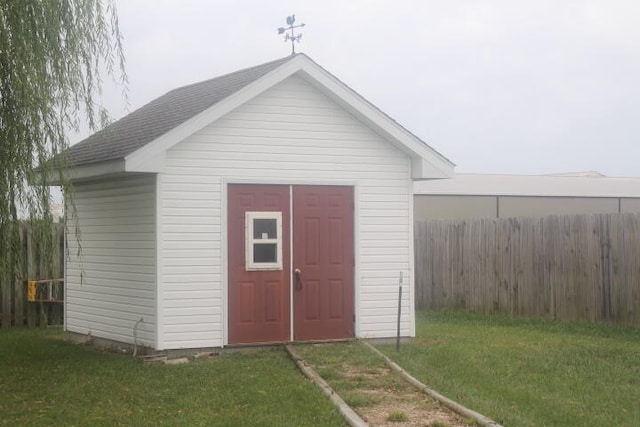 view of outdoor structure with a yard