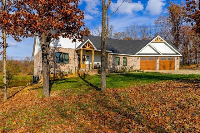 craftsman house with a garage and a front lawn