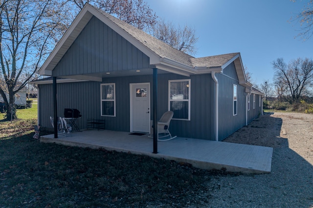 view of front of home featuring a front lawn and a patio area