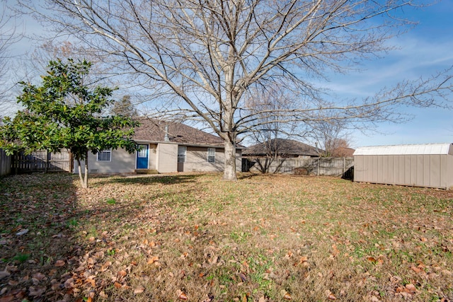 view of yard with a storage shed