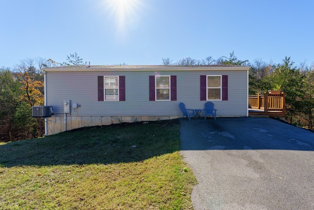 view of front of property with a front lawn